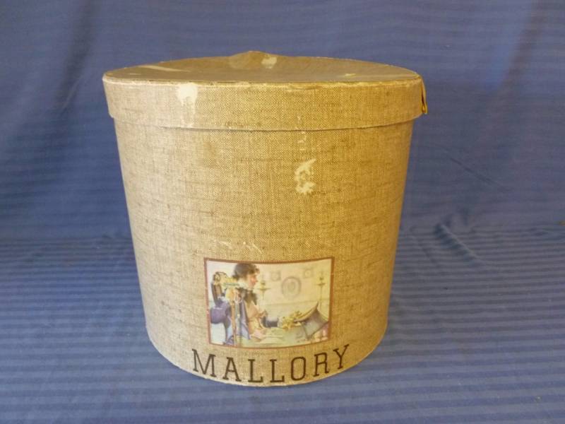 lot 79 image: Vintage Hat Box