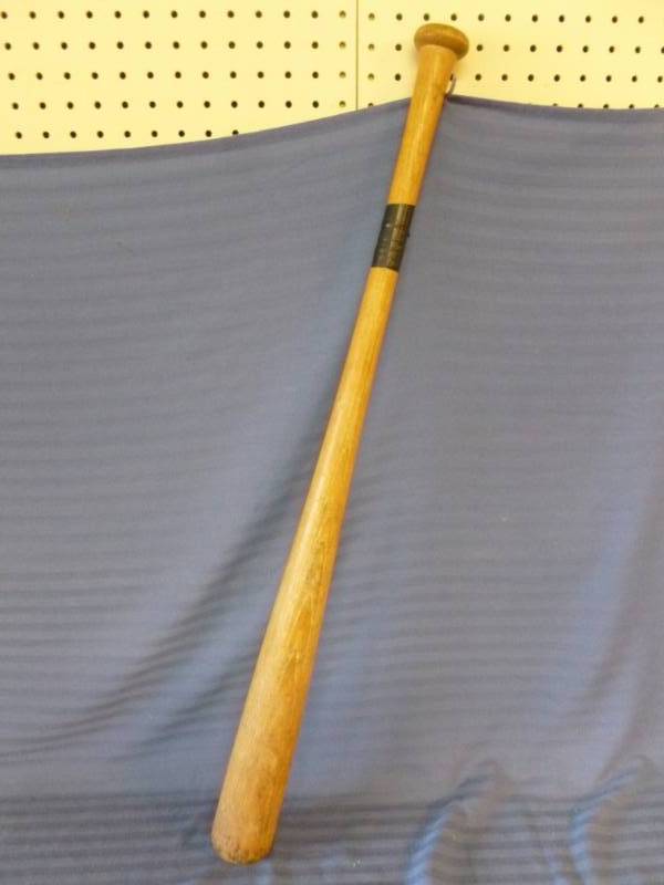 lot 106 image: Vintage Louisville Slugger