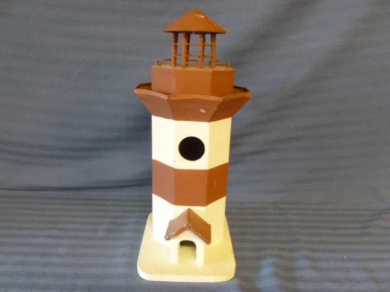 lot 121 image: Bird House