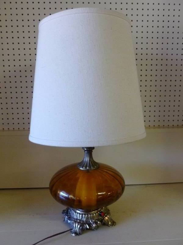 lot 137 image: Vintage Lamp