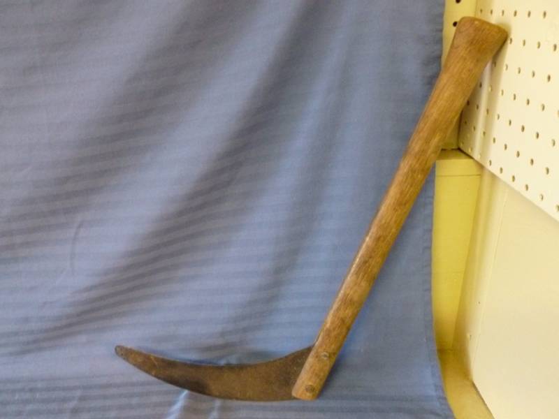 lot 138 image: Vintage Sickle Knife