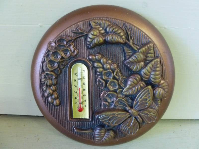 lot 160 image: Vintage Chalk Ware