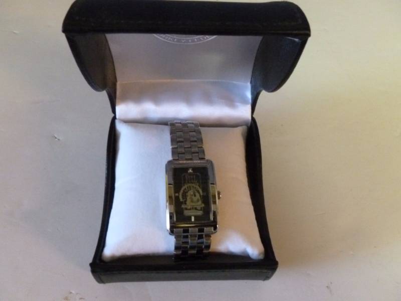 lot 195 image: Watch