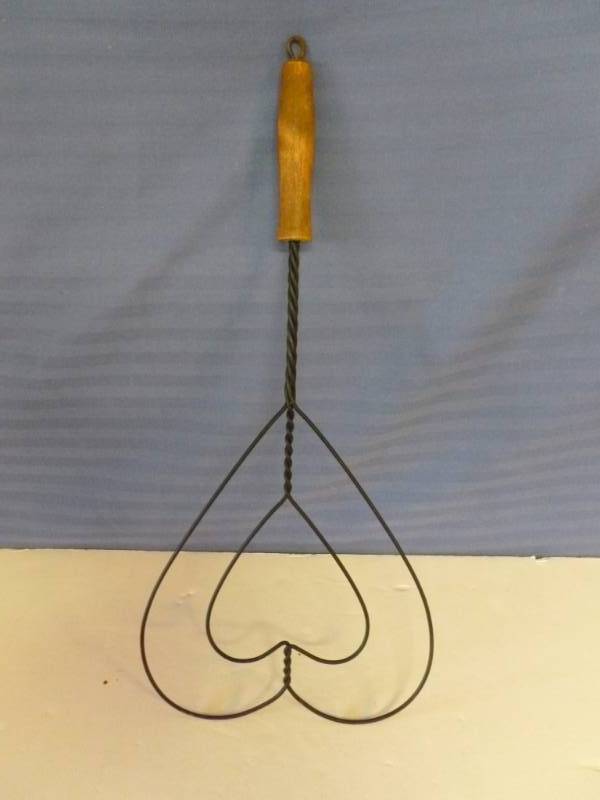 lot 196 image: Decorative