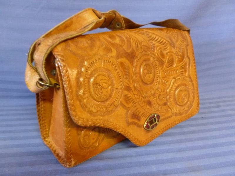 lot 197 image: Leather Purse