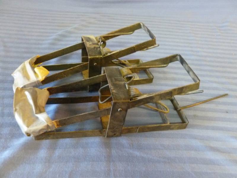 lot 207 image: Traps