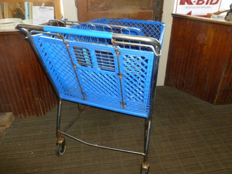 lot 210 image: Large Shopping Cart