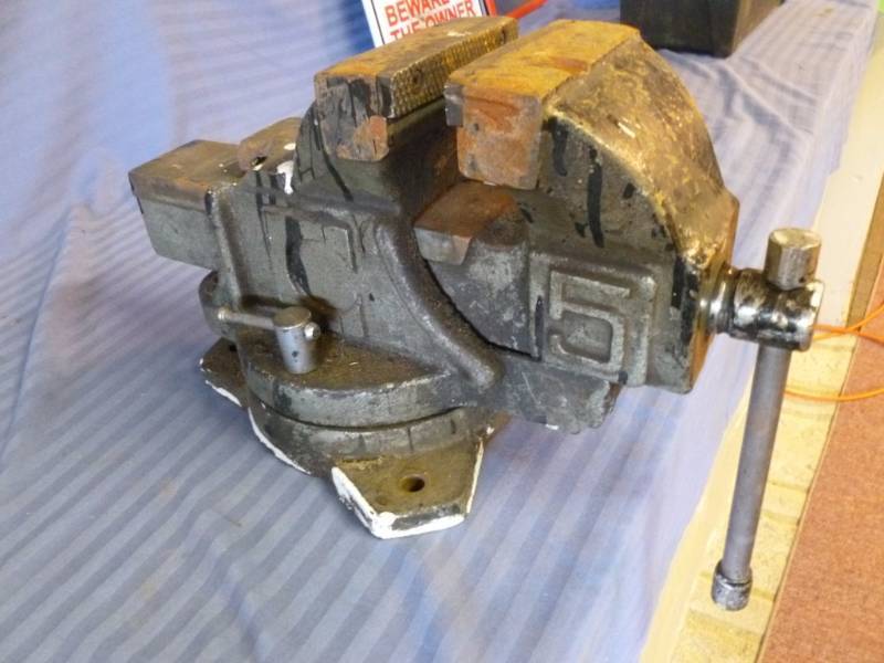 lot 232 image: Large Vise