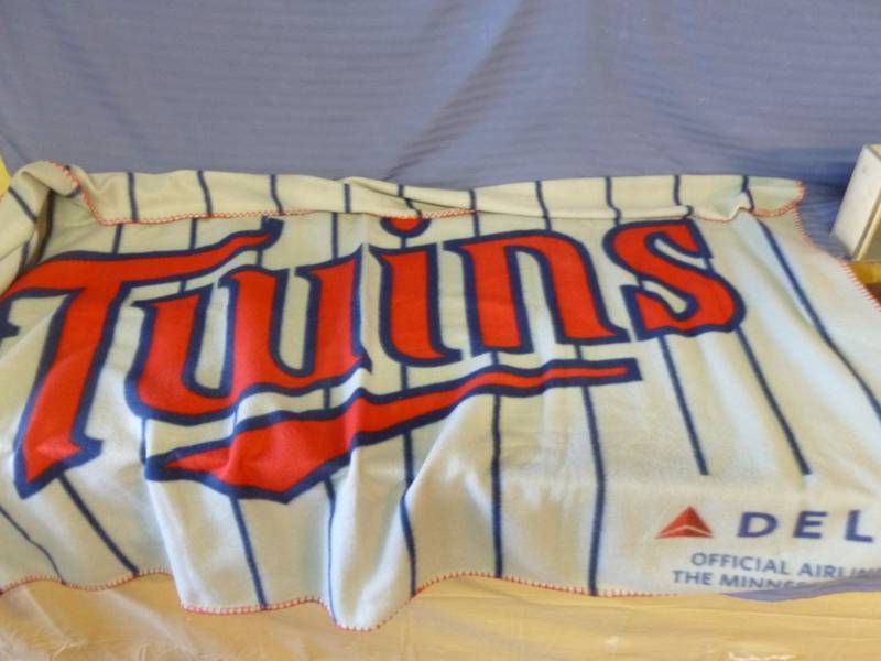 lot 260 image: Minnesota Twins Blanket