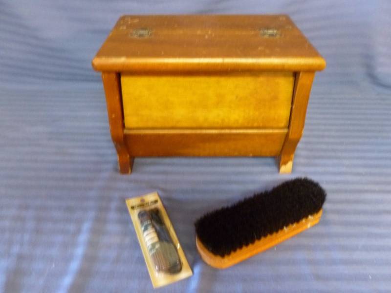 lot 264 image: Wooden Shoe Shine Box