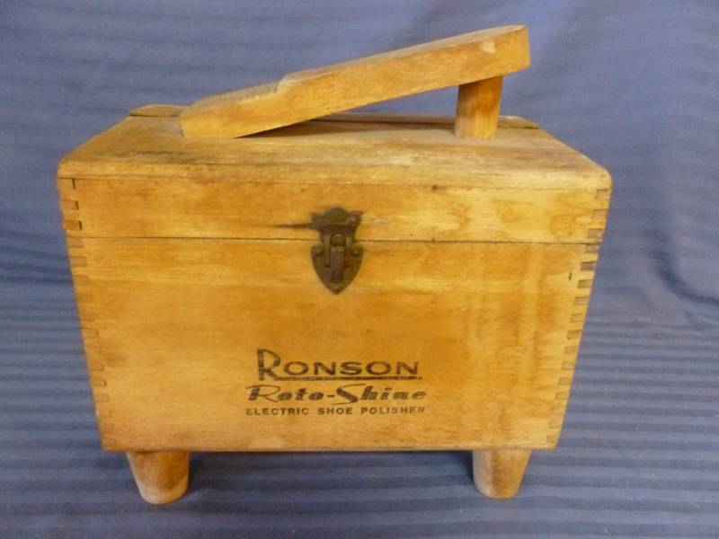 lot 265 image: Vintage Shoe Shine Kit