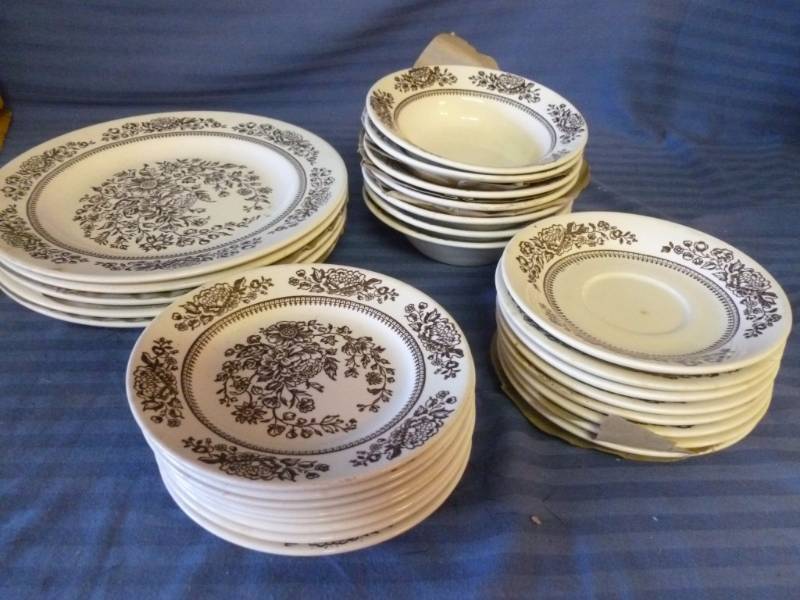lot 271 image: Dish Set