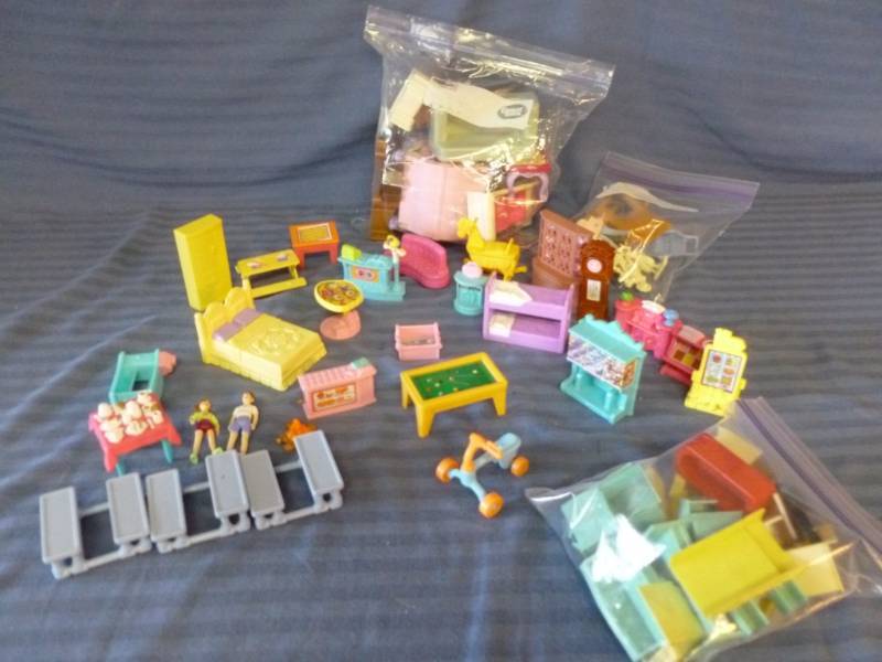 lot 303 image: Doll House Furniture