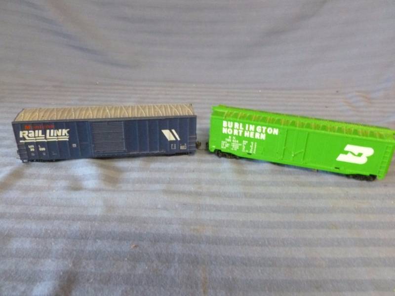 lot 314 image: HO Scale Train Cars