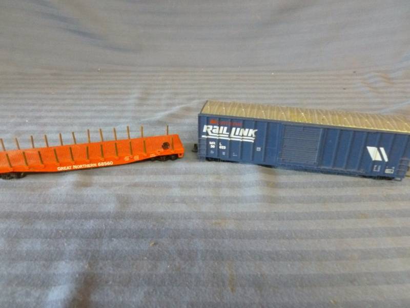lot 315 image: HO Scale Train Cars