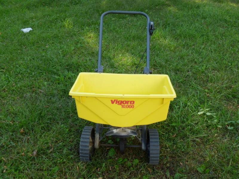 lot 353 image: Fertilizer Spreader