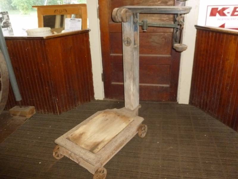 lot 3 image: Antique Platform Scale