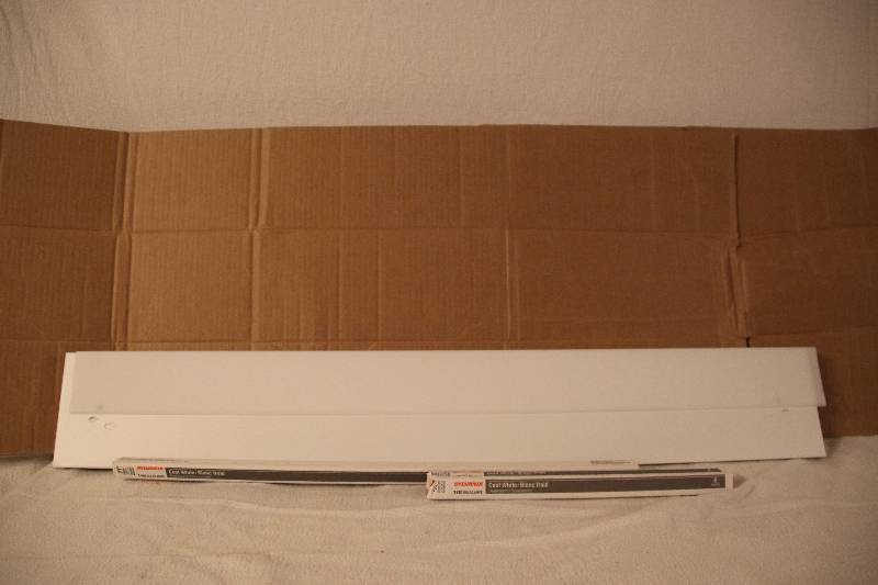 lot 20 image: Under Cabinet Flourescent Light Fixture