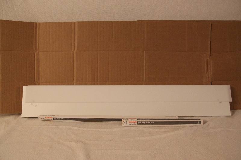 lot 25 image: Under Cabinet Flouresent Light Fixture