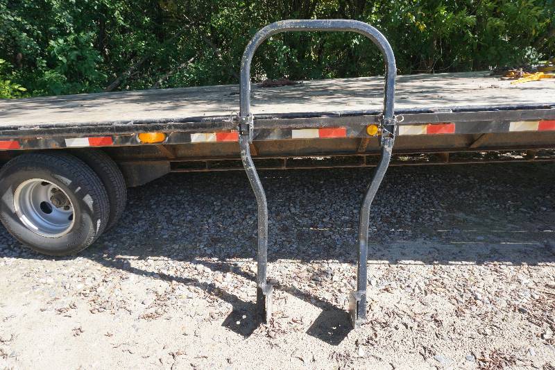 lot 10 image: Toro Z Master Lawn Mower Roll Bar