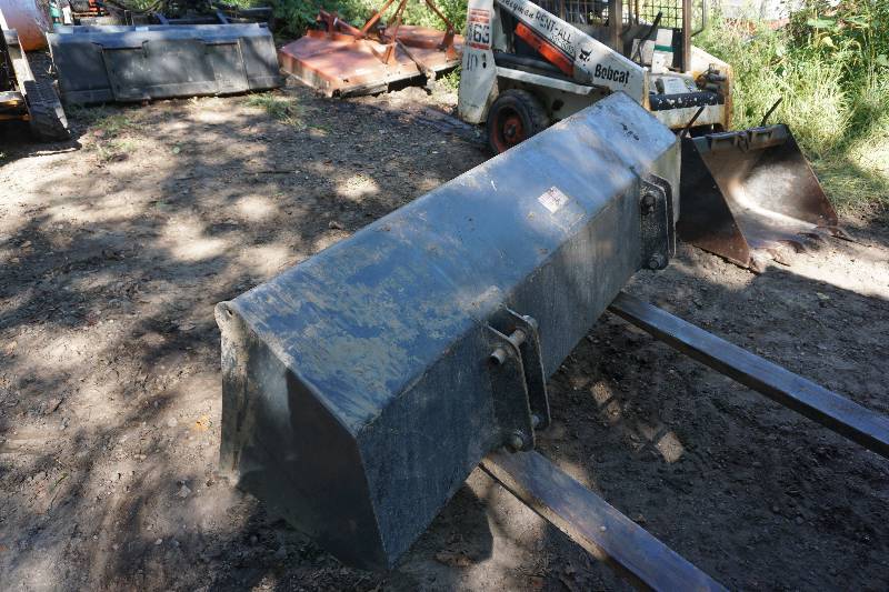 lot 7 image: Bobcat Brand 68 TractorLoader Mount Bucket