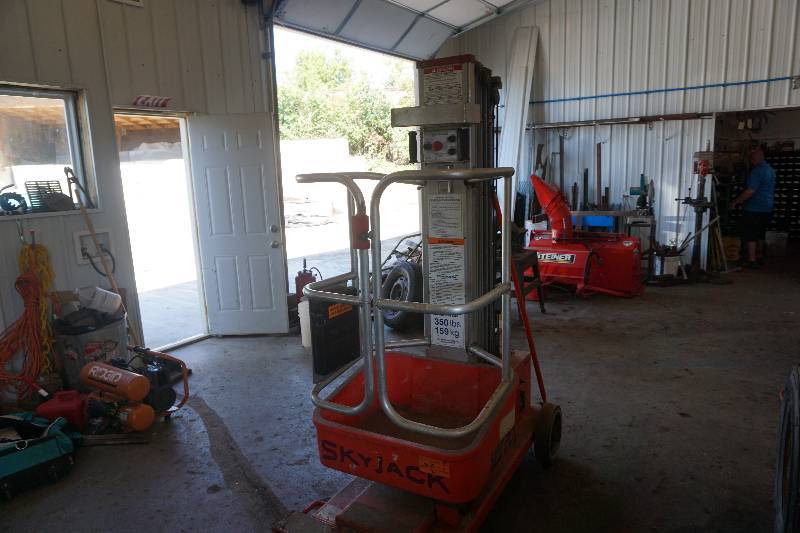 lot 5 image: 1999 Sky Jacks Moodel SJPT 20 Electric Man Lift