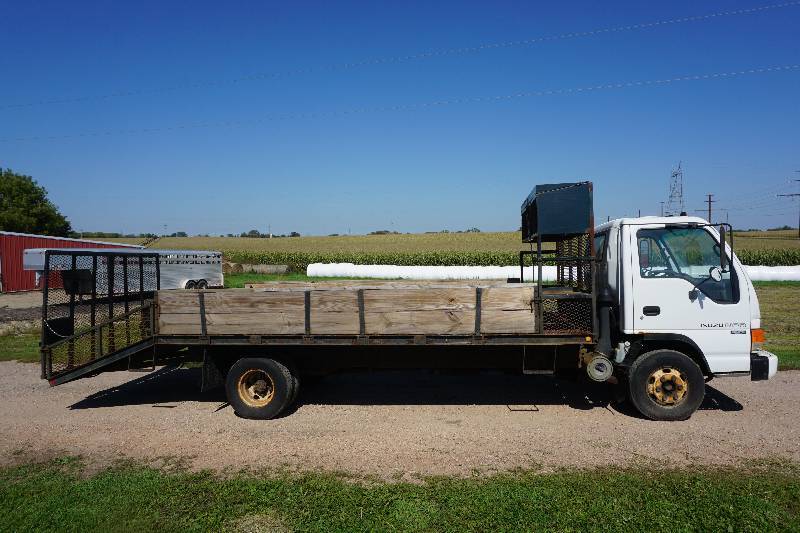 lot 2 image: 2002 Isuzu NPR Cab Over Work Truck