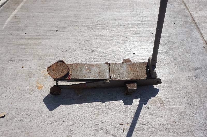 lot 14 image: Heavy Duty Hydraulic Floor Jack
