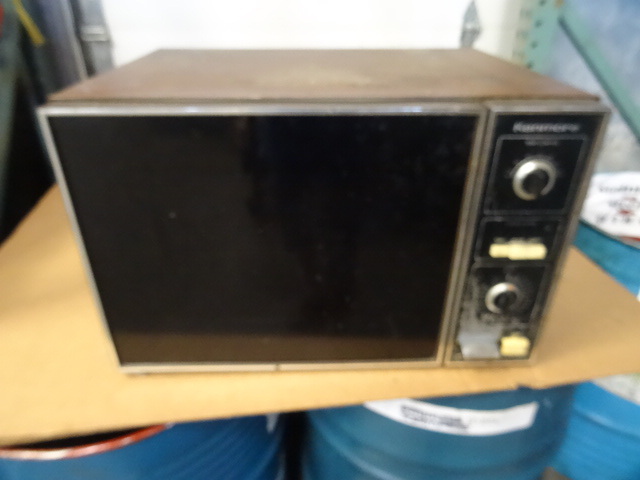 lot 74 image: Kenmore Microwave