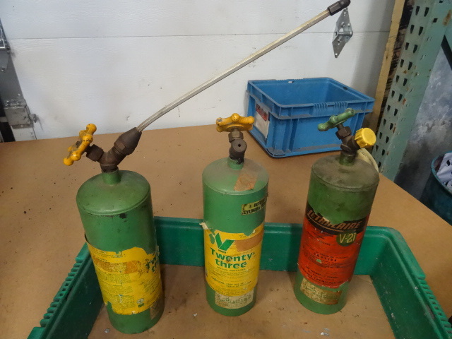 lot 95 image: Aerosol Tanks with Insecticide