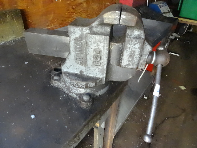 lot 101 image: Athol 824 Heavy Duty Vise 4