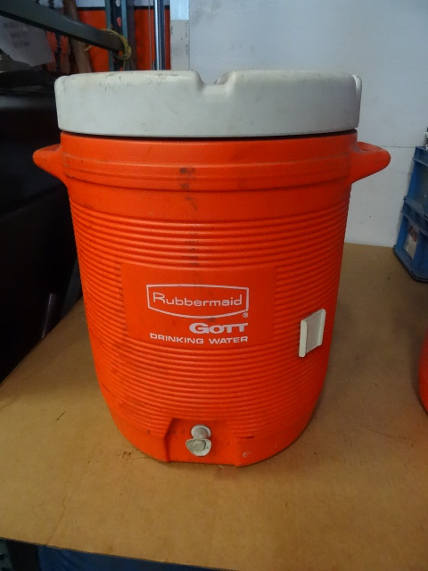 lot 107 image: Rubbermaid 10 Gal. Drink Cooler