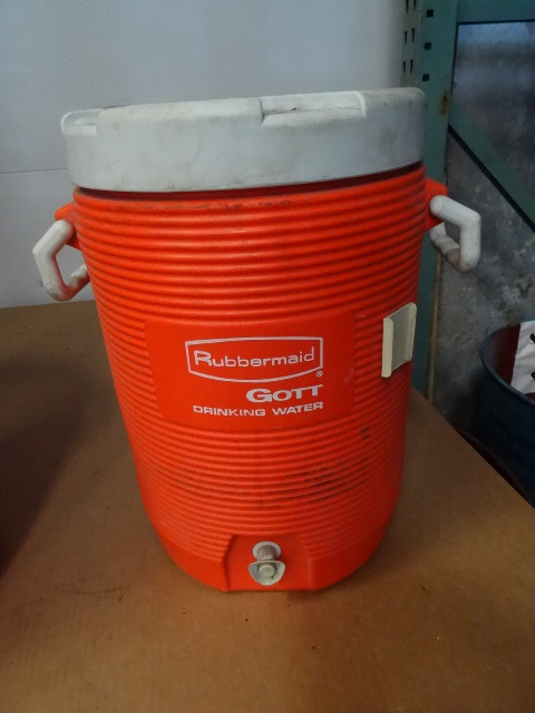 lot 108 image: Rubbermaid 5 Gal. Drink Cooler