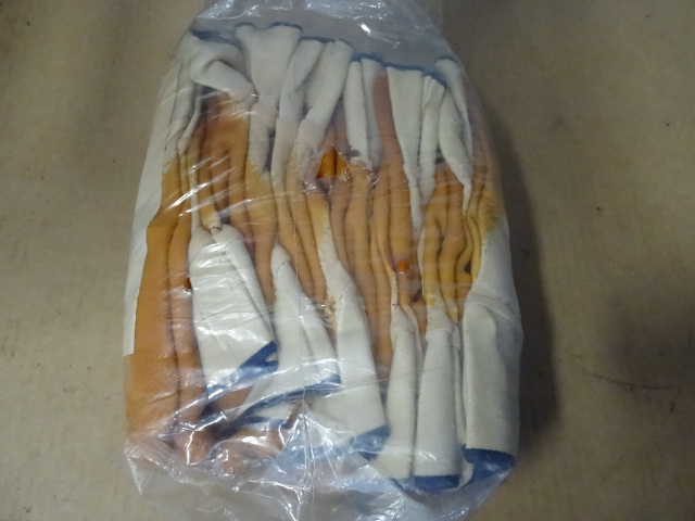 lot 113 image: Edmont Liquid Proof Gloves 12 Pair