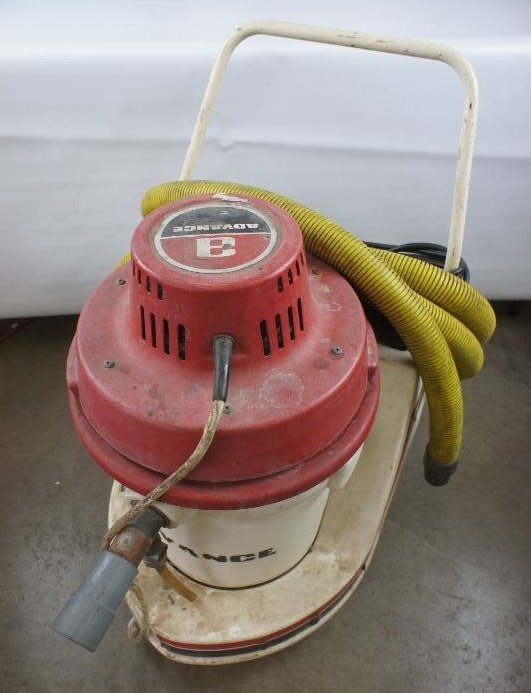 lot 35 image: Nilfisk Advance 115v Aquatron 8 WetDry Vac