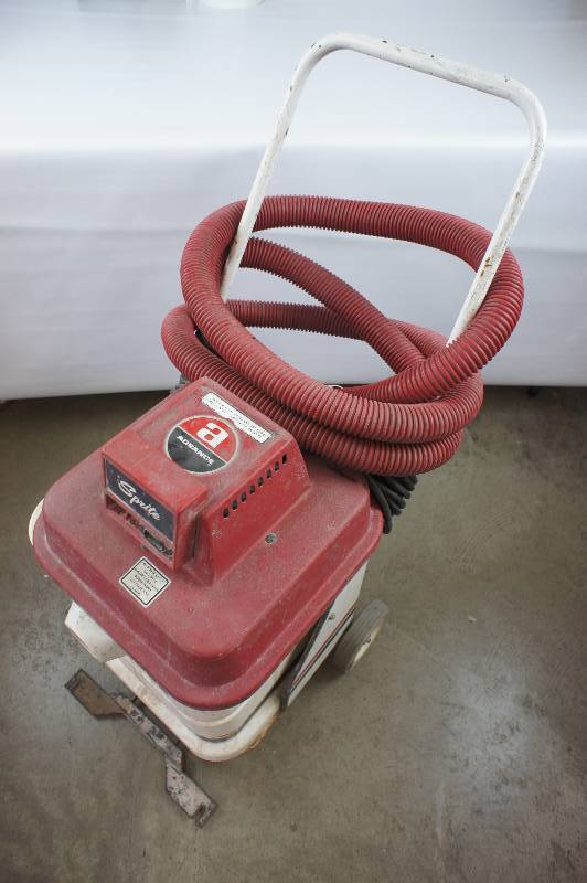 lot 5 image: Nilfisk Advance 120v Wet Vac