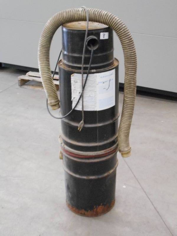lot 8 image: 120Volt Central Vac System, No Hose...