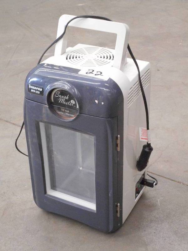 lot 22 image: Snack Master 12Volt WarmerCooler...