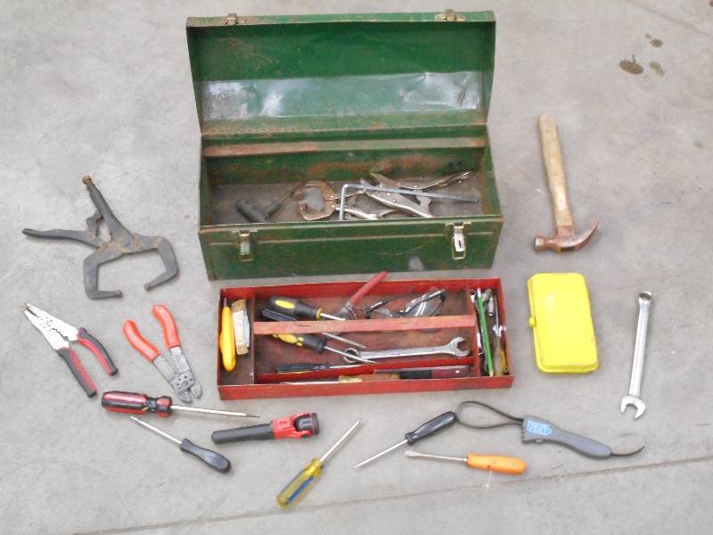 lot 24 image: Steel Toolbox Full Of Misc Hand Too...