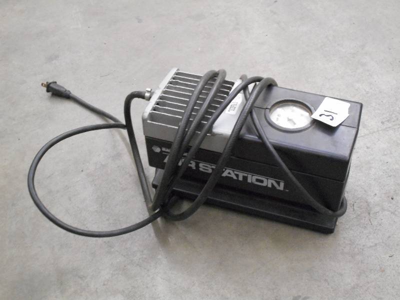 lot 31 image: Black & Decker Portable 120Volt Air...