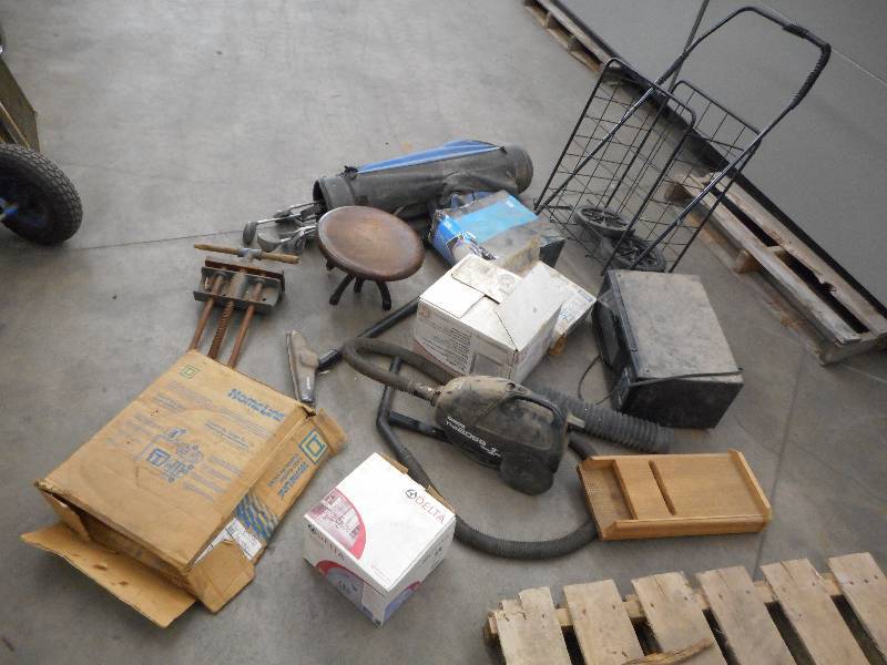 lot 54 image: Pallet Lot Bird Bath, Shopping Car...