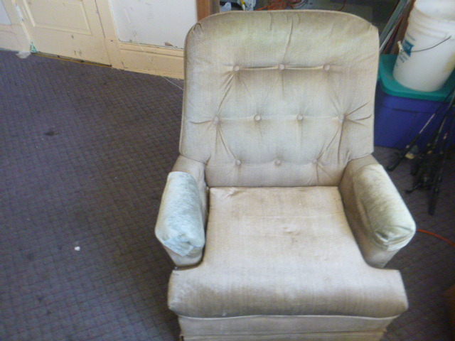 lot 17 image: Clean Swivel Rocking Chair