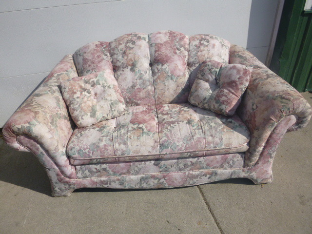 lot 33 image: Flower Love Seat