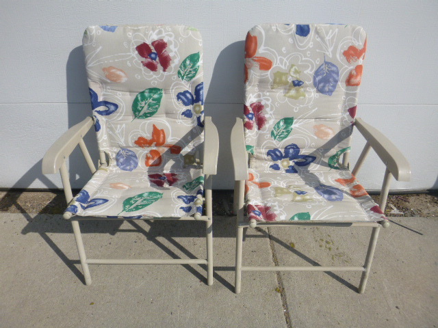 lot 36 image: 2 Padded Folding Patio Chairs