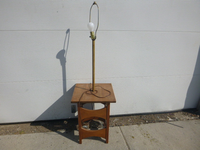 lot 38 image: End Table Lamp