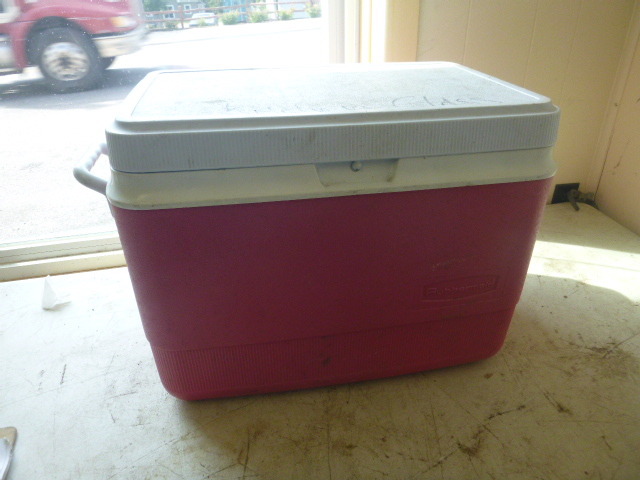 lot 98 image: Rubbermaid Cooler