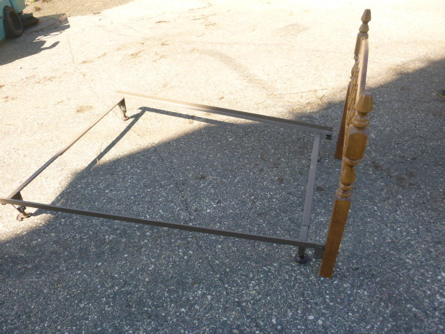 lot 151 image: Wood Twin Bed