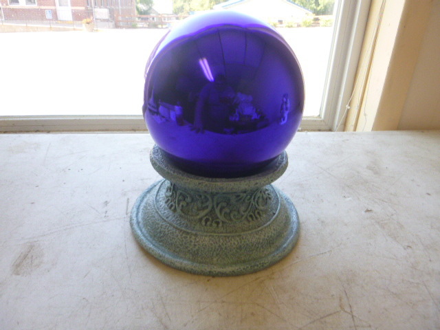 lot 159 image: Garden Globe