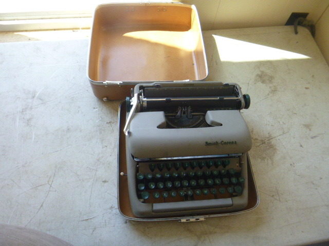 lot 165 image: Smith Corona Clipper Typewriter