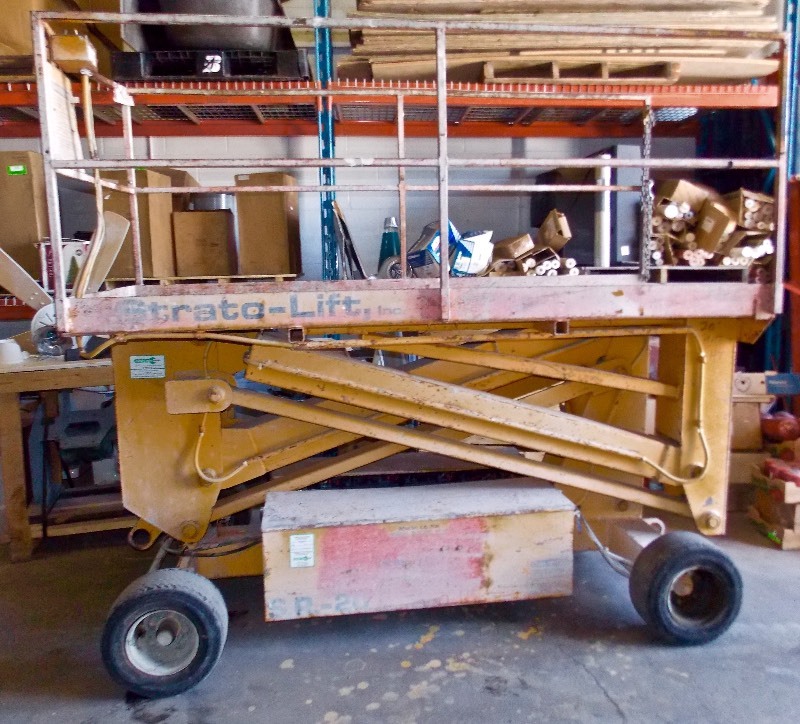 lot 2 image: STRATO-LIFT SR-20 Scissor Lift 1,000 LB Capacity Works and has All New Batteries - NO RESERVE